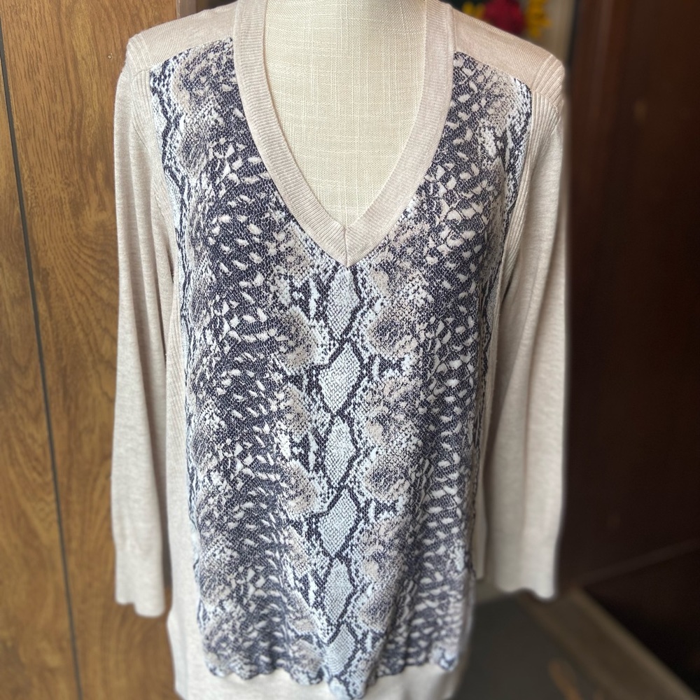 JONES New York sweater. GOOD Condition. Non-Smoking home. Size M.